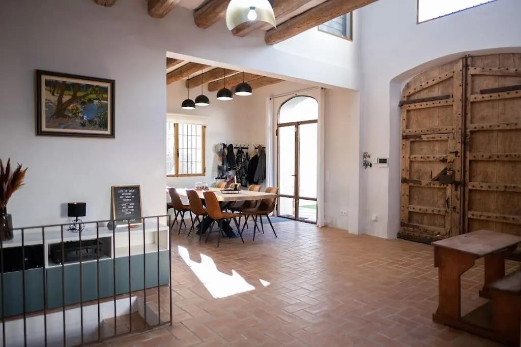 Radiant 5 Bedroom Family Home With Jacuzzi + Roof Deck Palau de Santa Eulalia
