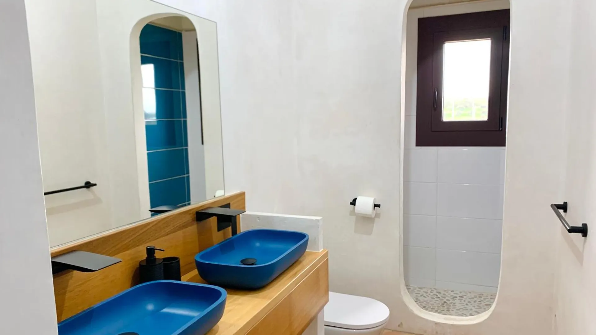 Radiant 5 Bedroom Family Home With Jacuzzi + Roof Deck Palau de Santa Eulalia